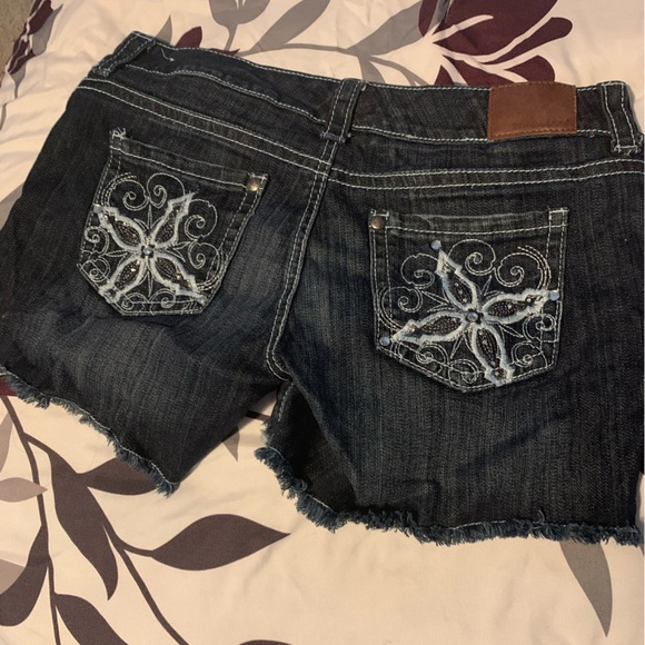 MAURICES dark jean stretch short size 9/10 - Picture 2 of 2